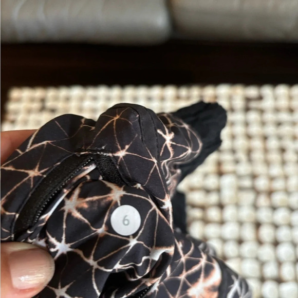 Lululemon starburst tracker shorts sz 6 - Picture 4 of 4